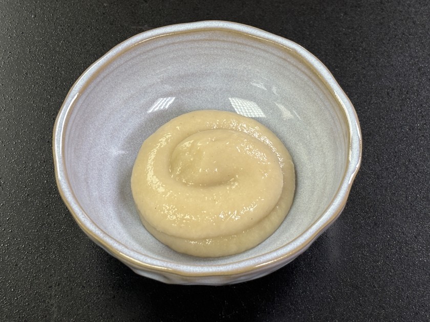 器に流す胡麻豆腐